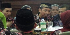 Bupati Rembang, Abdul Hafidz berbincang dengan Wakil Ketua DPRD, Gunasih di sela – sela Musrenbang Kabupaten Rembang, Kamis (29/03).