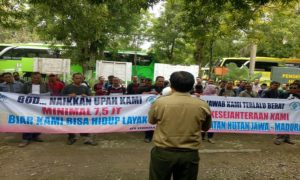 Pegawai Perhutani KPH Kebonharjo berangkat demo ke Jakarta, Senin (26/03).