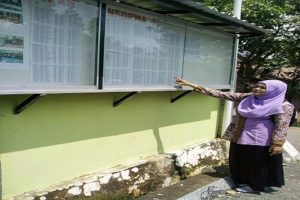 Seorang pemilih di Kecamatan Bulu mengecek DPS Pilkada Jawa Tengah.