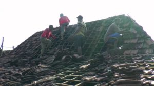 Warga kerja bhakti memperbaiki atap genteng. (gambar atas) Bangunan yang roboh diterpa angin puting beliung di Desa Wiroto Kecamatan Kaliori.