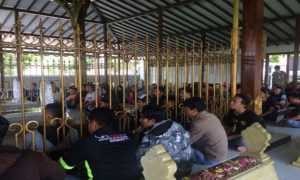 Ratusan orang yang tergabung dalam Komunitas Biker Rembang (KBR) berziarah ke makam RA. Kartini, Minggu (15/04).
