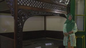 Nugraheni Saputri Nurhidayah, guide wisata Museum Kartini saat berada di dekat tempat tidur peninggalan RA. Kartini.