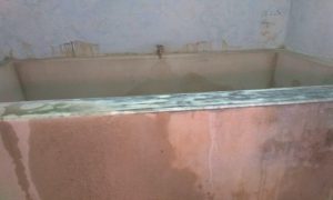 Bak kamar mandi di rumah salah satu pelanggan PDAM di Desa Punggurharjo Kecamatan Pancur tampak kosong. (gambar atas) Sebuah keluarga berfoto selfie dulu, sebelum mengungsi mandi ke tempat lain. 