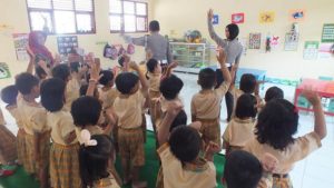 Suasana kelas salah satu TK di Rembang. Tampak guru bersama anggota polisi mengajar bareng.