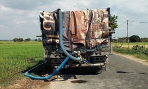 Truk membawa tampungan air, untuk dialirkan ke lahan sawah di Desa Meteseh Kecamatan Kaliori.