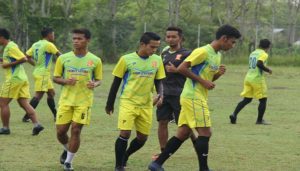 Para pemain PSIR Rembang latihan di lapangan sekitar hotel tempat menginap di Aceh, Senin pagi (07/05).