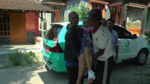 Pasien diantar pulang gratis dengan menggunakan mobil layanan prima Rumah Sakit dr. R. Soetrasno Rembang.