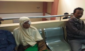 Salah satu pasien rawat jalan menunggu pelayanan di lantai II Rumah Sakit dr. R. Soetrasno Rembang.