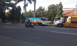 Dua unit truk baru pengangkut sampah terparkir di depan Kantor Dinas Lingkungan Hidup Kabupaten Rembang.
