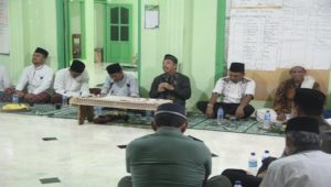 Bupati Rembang, Abdul Hafidz mengisi tausiyah seusai sholat tarawih di Masjid Desa Binangun, Kecamatan Lasem.