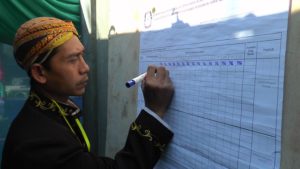 Seorang anggota KPPS melakukan pencatatan hasil penghitungan suara dalam Pilkada Jawa Tengah.