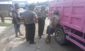 Anggota Polsek Pamotan memeriksa saksi di dekat dump truk, Senin siang.