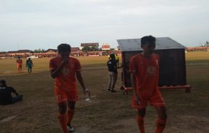 Pemain PSIR Rembang berjalan keluar lapangan, ketika jeda pertandingan di Stadion Krida Rembang, belum lama ini.