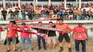 Suporter PSIR Rembang dari kawasan Jabodetabek hadir di Stadion Singaperbangsa, guna memberikan dukungan. (gambar atas) Pemain PSIR saat berada di ruang ganti, sebelum laga melawan Persika, Minggu sore.