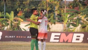 Kiper PSIR Rembang menghibur rekannya, Yoni Ustaf Bukhori yang gagal mencetak gol dari tendangan penalti, saat dijamu PSIP Pemalang, Kamis sore.