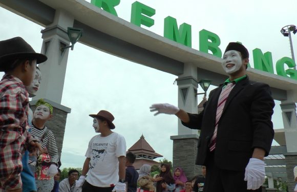 Pantomim Sindir Politisi Lewat Demokrasi Pekok