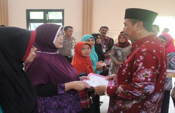Penerima PKH “Wisuda”, Bupati Ikut Lega