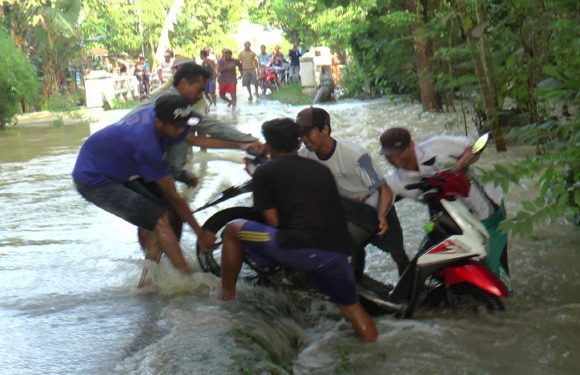 Banjir, Mulai Anak Bolos Sekolah Hingga Motor Terseret