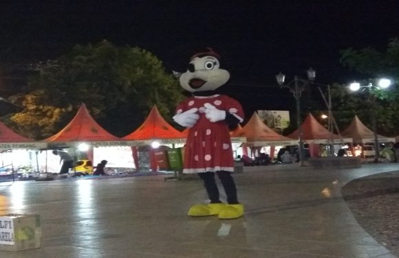 Demi Menyambung Hidup, Siapa Sosok Dibalik Badut Minnie Mouse Alun – Alun?