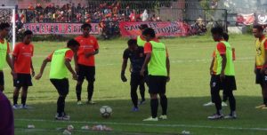 Para pemain PSIR melakukan pemanasan di sela – sela pertandingan uji coba di Stadion Krida Rembang, belum lama ini.