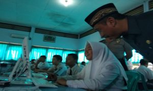 Bupati Rembang, Abdul Hafidz bertanya kepada siswa di SMP N 5 Rembang yang tengah mengikuti UNBK dengan komputer baru bantuan Pemkab, Selasa (24/04).