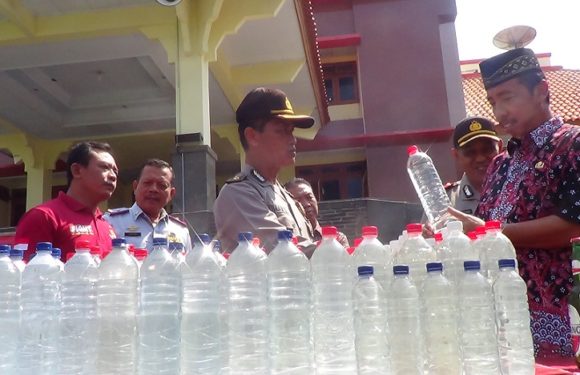 Saat Bupati Pegang Bukti Miras, Ada Yang Membuatnya Khawatir
