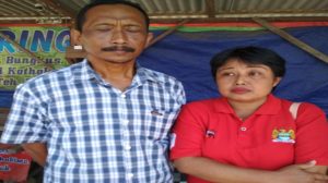 Orang tua tahanan yang tewas, Piping Sunarwan dan Endang Purwanti, warga Desa Jambu Kecamatan Kayen Kidul, Kabupaten Kediri, Jawa Timur. 