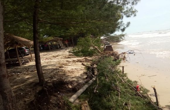 Dampak Ombak Besar, Obyek Wisata Ini Terancam
