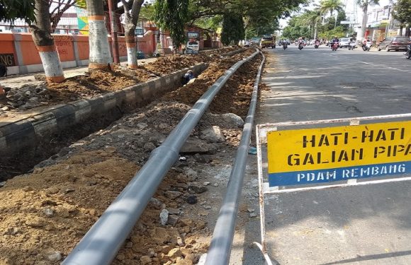 Sering Muncul Keluhan, PDAM Mengganti Pipa Air Di Jl. Pemuda Rembang