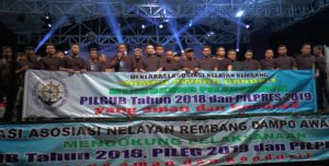 Asosiasi Nelayan Dampo Awang Bangkit Rembang mendeklarasikan dukungan Pilkada dan Pemilu damai, sebelum pentas dangdut dalam rangka sedekah laut, Sabtu malam (23/06).