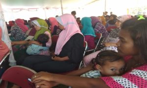Kaum ibu di Desa Kajar, Kecamatan Gunem mengasuh anaknya. Masalah kesehatan di kampung ini layak diperhatikan Pemerintah Kabupaten Rembang.