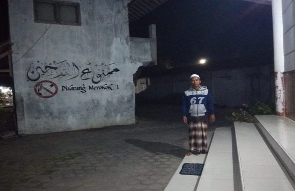 Yukk Intip, Kisah Santri Di Tengah Masjid Dan Banyaknya Tulisan Larangan Merokok