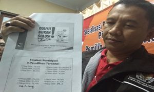 Sekretaris KPU Rembang, Satriyo Wibisono menunjukkan data partisipasi pemilih tiap pemilihan Gubernur dan Wakil Gubernur. 