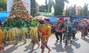 Pembukaan tradisi Syawalan di obyek wisata Taman Rrekreasi Pantai Kartini, Jum’at pagi. Tampak Bupati, Wakil Bupati Rembang beserta isteri berjalan kaki.