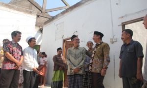 Bupati Rembang, Abdul Hafidz saat mengunjungi lokasi kebakaran di Desa Ngadem. (gambar atas) Bupati menyerahkan bantuan kepada korban kebakaran di Dusun Picis, Rabu siang.