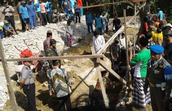 Janji Bupati, Ketika Hadiri Peletakan Batu Pertama Renovasi Masjid