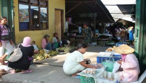Aktivitas pedagang di Pasar Sulang (personaltraveller).