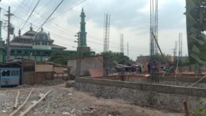 Suasana proyek pembangunan ruko dan kios di depan Masjid Jami’ Pamotan, Selasa (07/08).