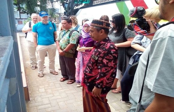 Saat Belasan Jurnalis Asing Kunjungi Masjid Jami’ Lasem, Ini Yang Mereka Lakukan