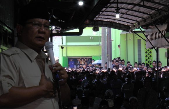 Ramai, Santri Berlarian Kejar Capres Prabowo