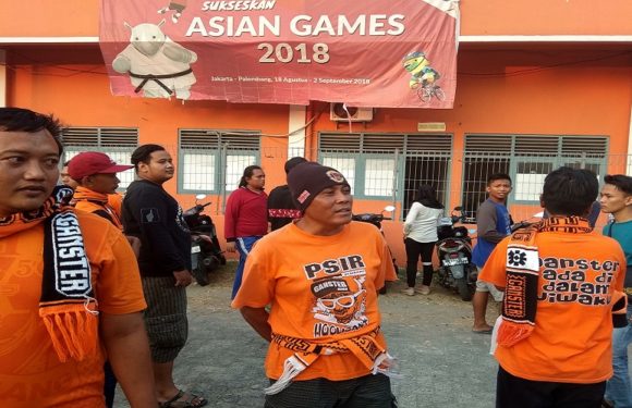 Alasan Kenapa Suporter Bergerombol Di Depan Kamar Ganti Pemain PSIR