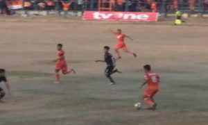 Pemain sayap PSIR, Zaenal Arifin “Ceng” (orange) menggiring bola, saat bertanding melawan Persika Karawang, Sabtu sore.