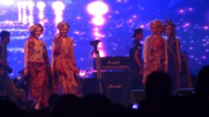 Fashion show batik tulis Lasem ditampilkan sebelum Sabyan naik panggung. (Gambar atas) Nissa Sabyan bersama tandemnya ketika pentas di Alun – Alun Rembang, Senin malam.