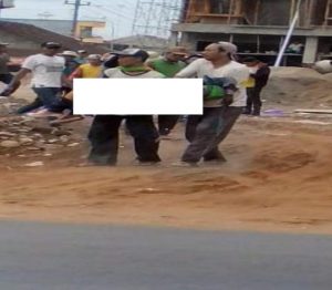Korban tersengat arus listrik di lokasi proyek pembangunan Ruko Desa Pamotan, ditolong rekan – rekannya, Minggu (28/10). 