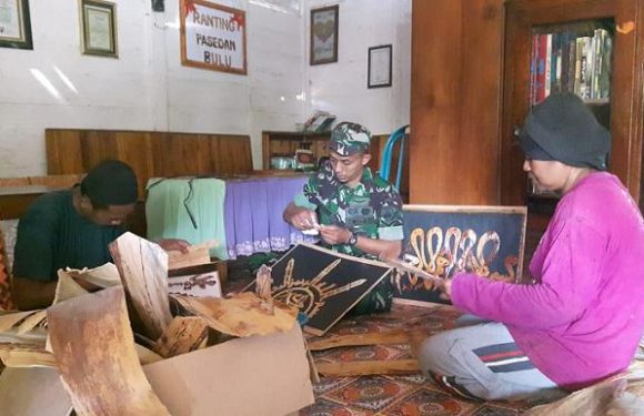 Menyulap Pelepah Pisang, Ide Muncul Dikala Sakit