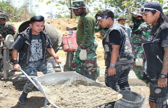 Dibalik Anak Punk Mendadak Semangat Benahi Jalan Rusak, Kok Bisa ?