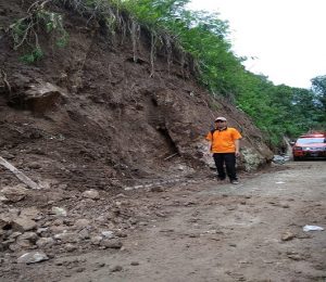 Tebing longsor di Desa Banyuurip, Kecamatan Pancur. Material longsor akhirnya selesai dibersihkan, Senin siang (24/12).