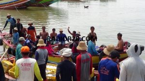 Nelayan di Kabupaten Rembang usai melaut. 