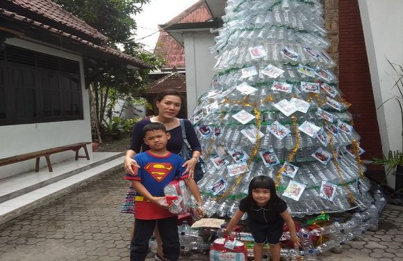 Unik, Arti Dibalik Pohon Natal Dari Bekas Botol Air Mineral