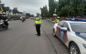 Kasat Lantas Polres Rembang, AKP Roy Irawan memantau situasi arus kendaraan di jalur Pantura, Selasa siang (29/01).